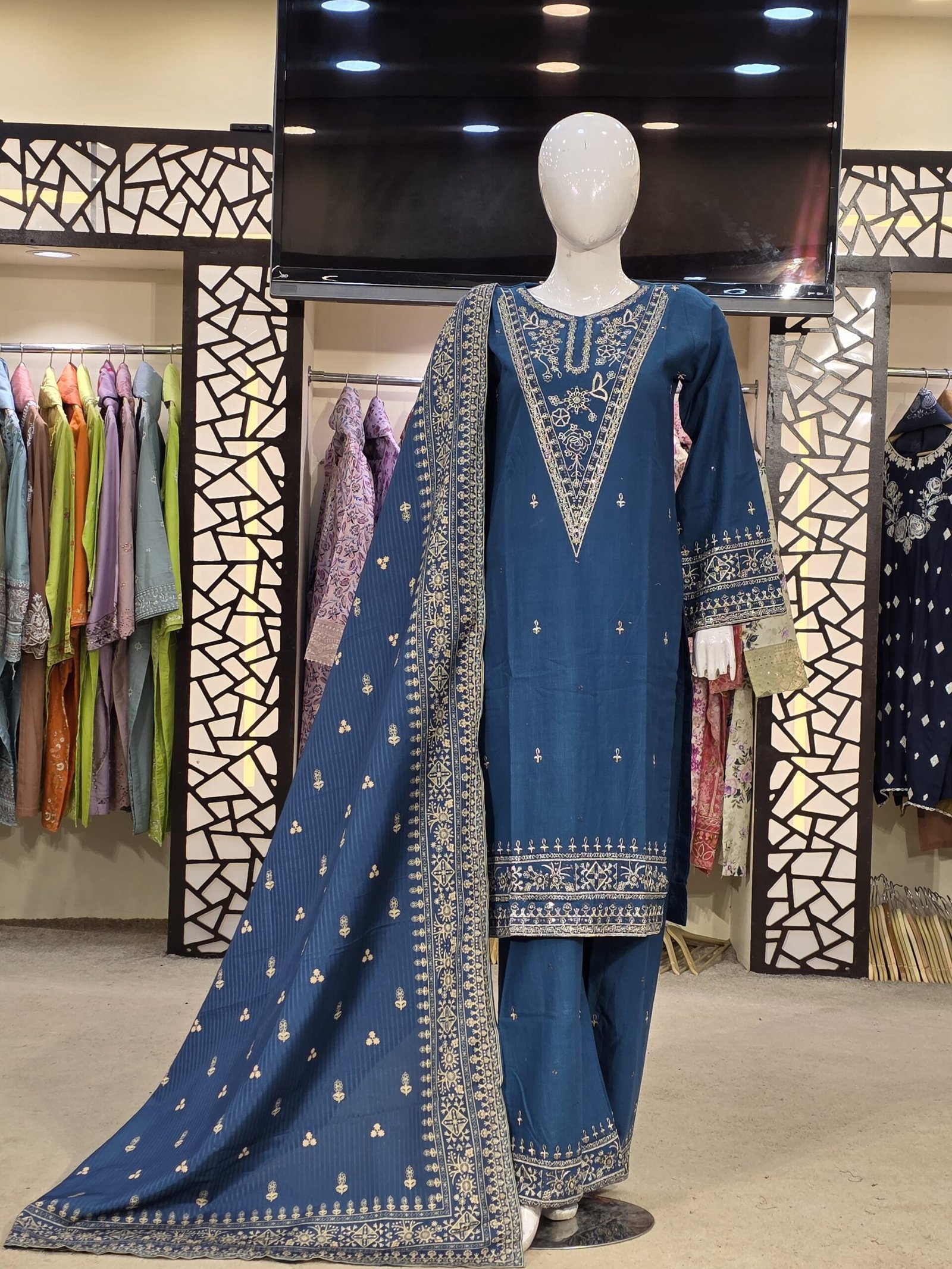 Embroidered Khaddar 3-Piece Suit – Winter Collection 9